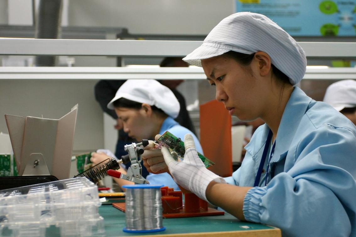 Arbeiterin in der Elektronikindustrie